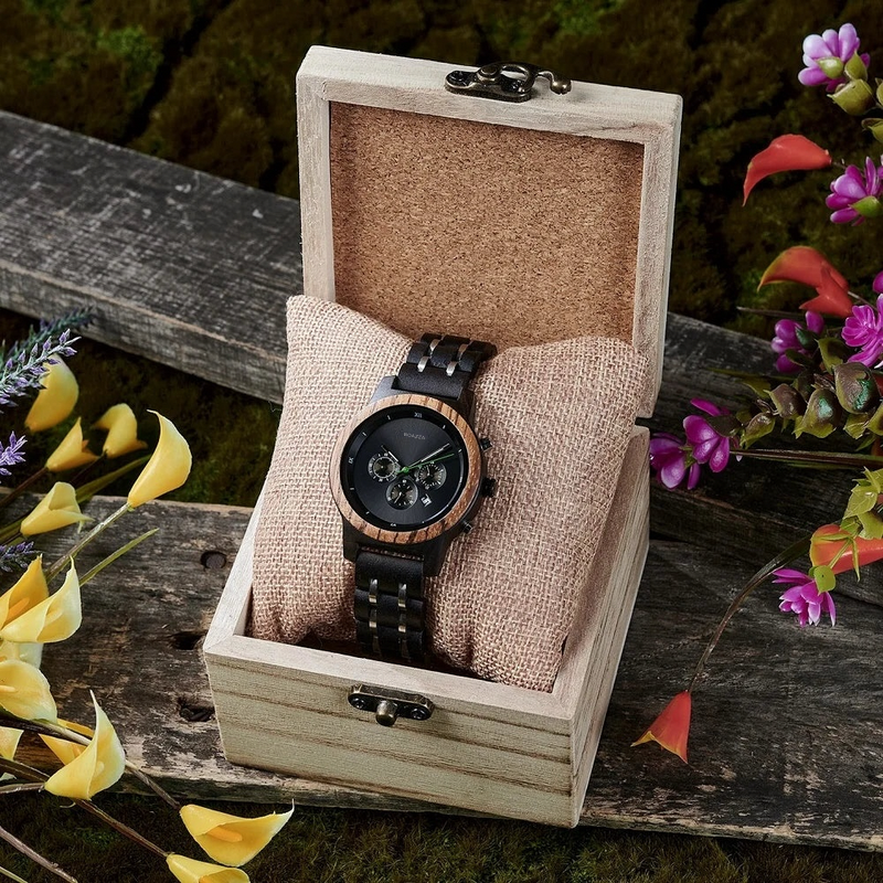 Montre en bois Snoa pour femme présentée dans sa boîte en bois, élégance et distinction.