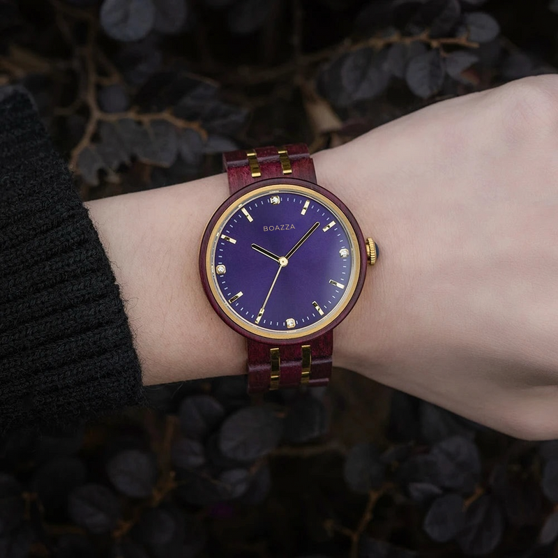 Montre en bois Lumi portée par une femme, élégance naturelle et subtile.