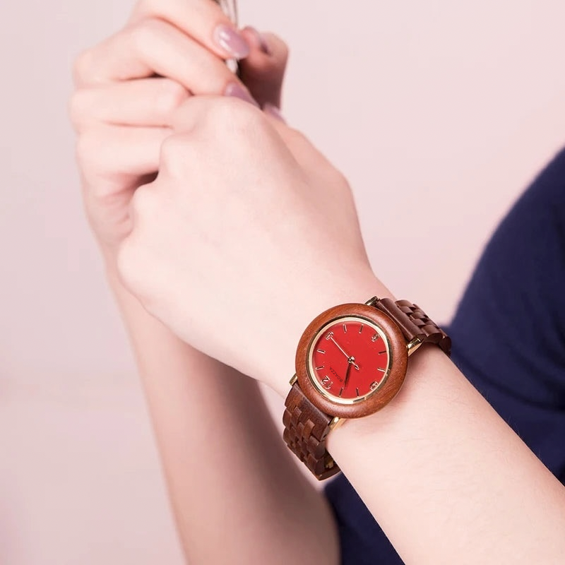 Montre en bois Alva portée par une femme, élégance subtile et allure moderne.