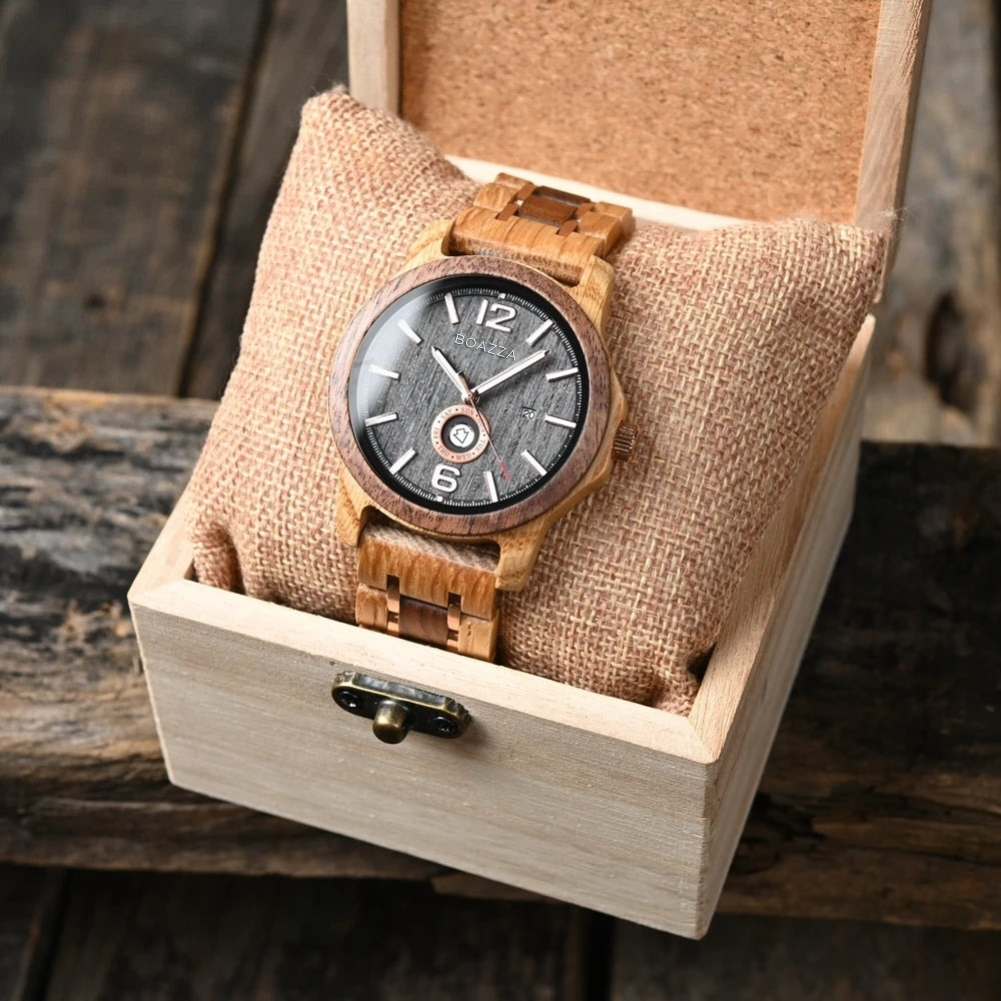 Montre en bois Téven présentée dans sa boîte de rangement en bois, style élégant et raffiné.