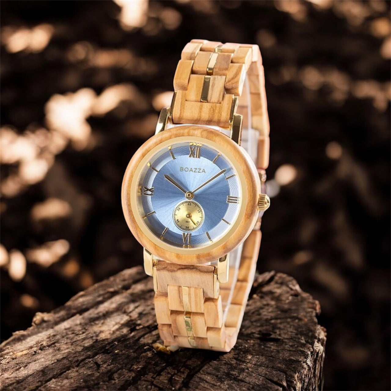 Montre en bois pour femme sur un tronc d’arbre 