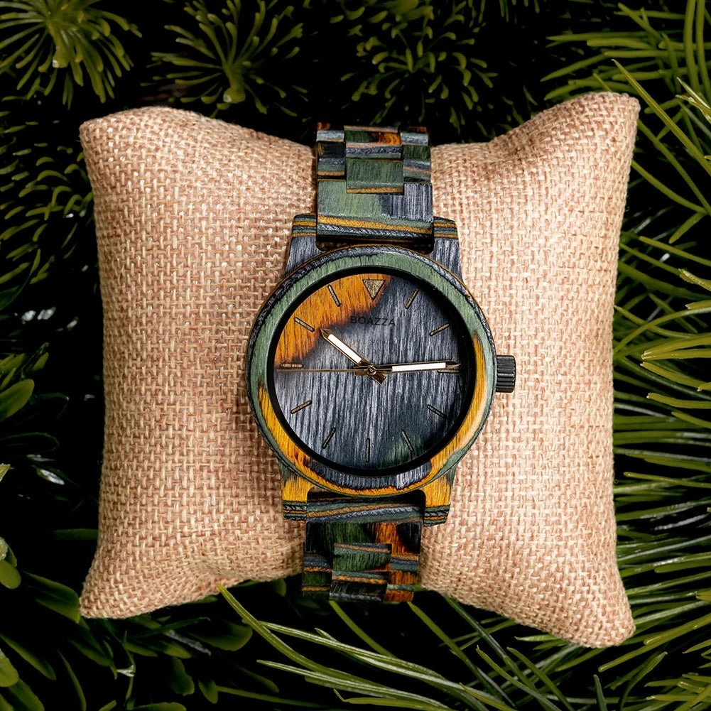 Montre en bois Niro présentée sur son coussin de rangement, style élégant et raffiné.