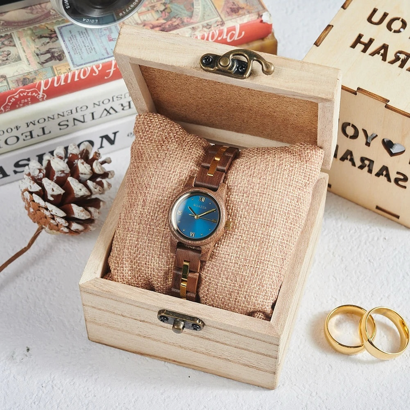 Montre en bois Liv pour femme présentée dans sa boîte en bois, authenticité et raffinement.