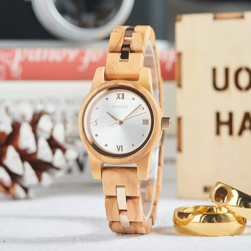 Montre en bois pour femme - Isfell, cadran rond en bois foncé, bracelet fin en bois et acier, élégance féminine et naturelle.