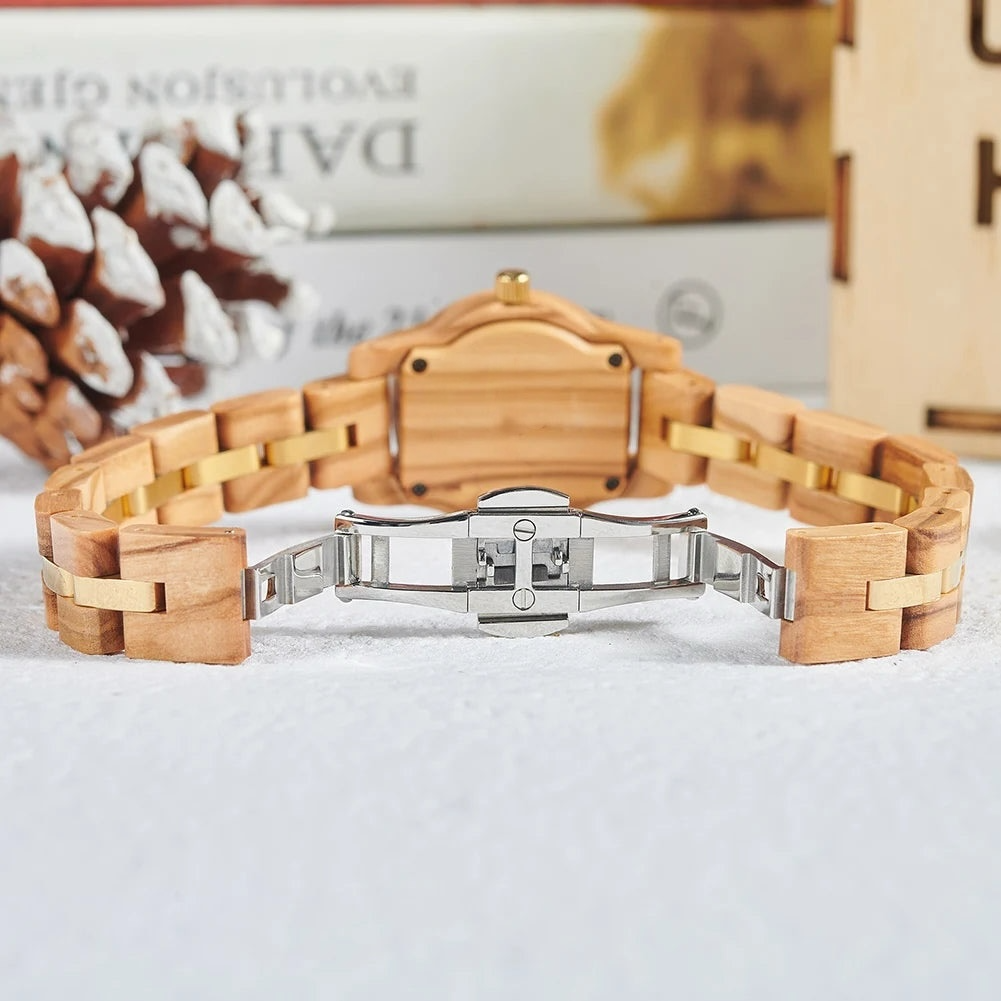 Bracelet fin en bois et acier inoxydable de la montre Isfell, style féminin et intemporel.