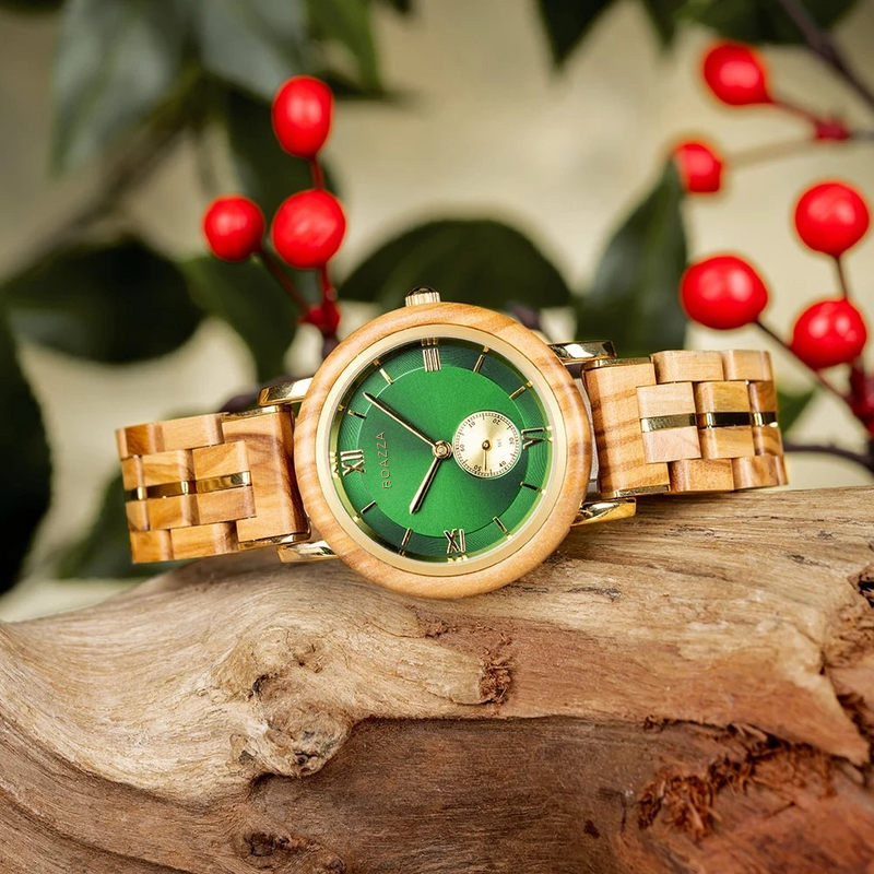 Détail délicat du cadran de la montre en bois Svala pour femme, style raffiné et scandinave.
