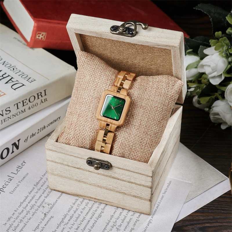 Montre en bois Solveig pour femme présentée dans sa boîte de rangement, élégance et naturel.