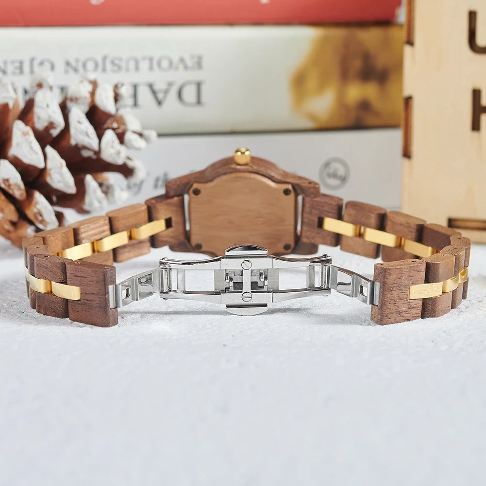 Bracelet délicat en bois et acier inoxydable et fermoir de la montre Liv, féminité et élégance.