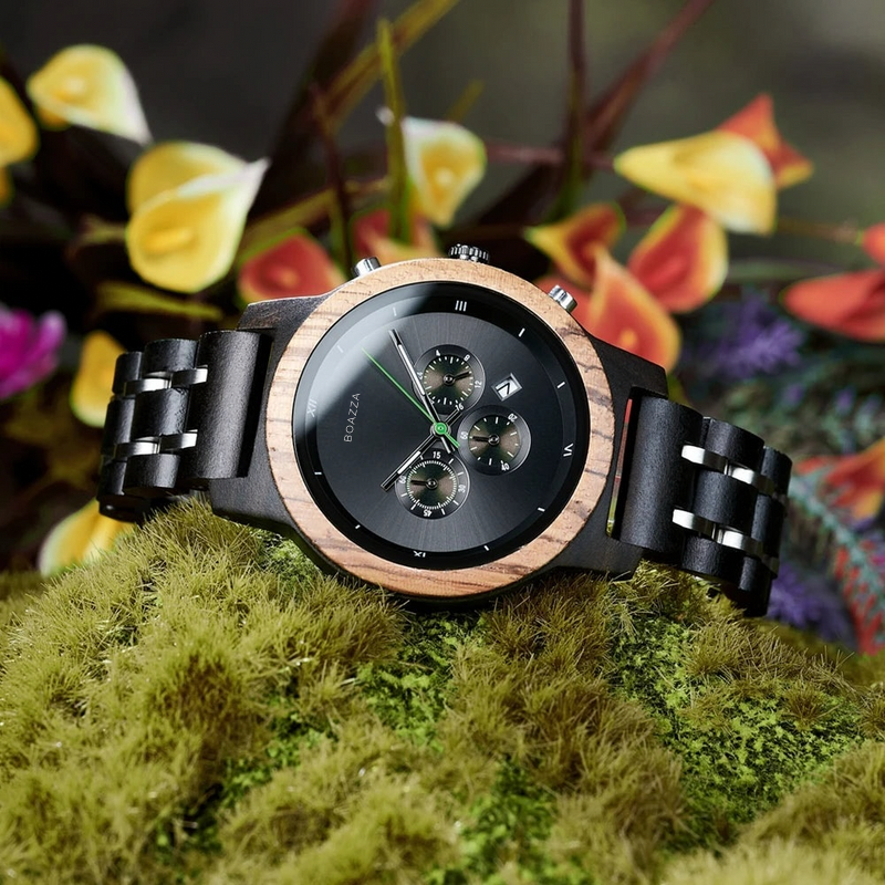 Gros plan sur le cadran délicat de la montre en bois Snoa pour femme, design sobre et raffiné.