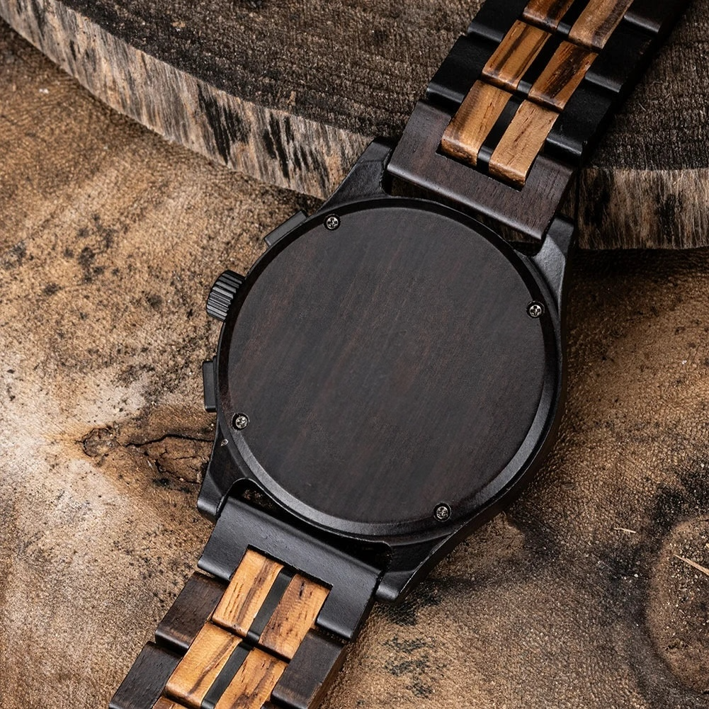 Gros plan de l’arrière du cadran de la montre Kaelan en bois foncé pour homme, design raffiné et scandinave.