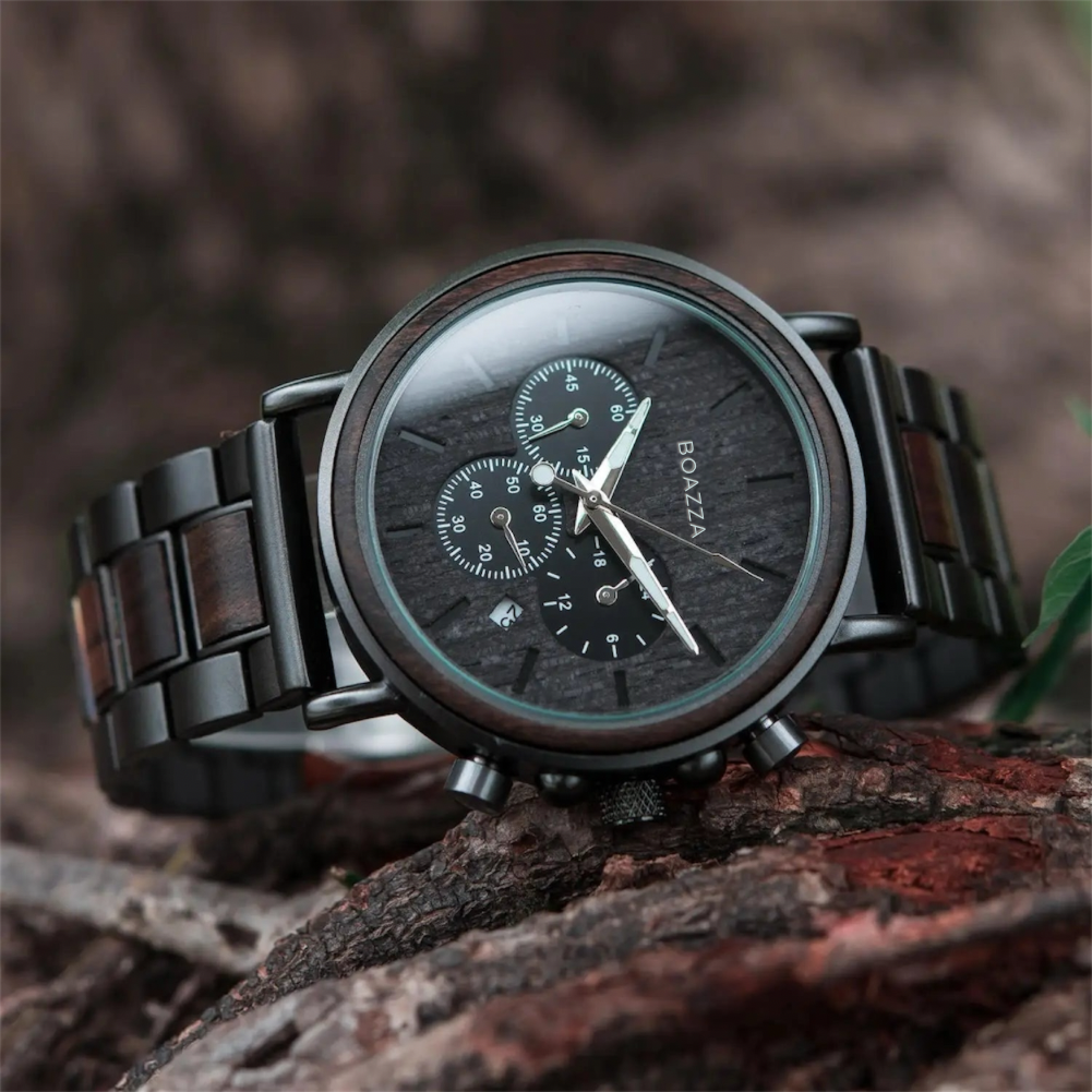 Gros plan sur le cadran de la montre Eldar en bois foncé pour homme, design raffiné et scandinave.