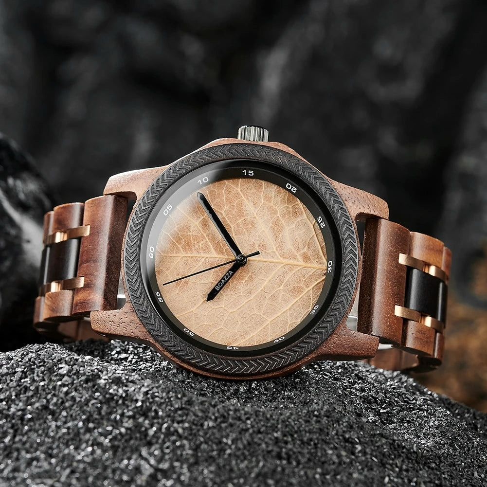 Gros plan sur le cadran de la montre Feuiya en bois clair pour homme, design raffiné et scandinave.