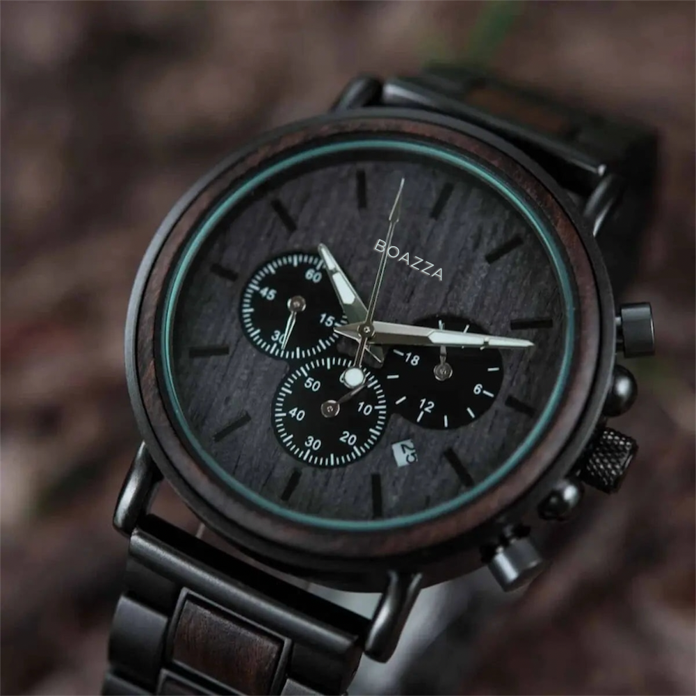 Gros plan sur le cadran et aiguilles de la montre Eldar en bois foncé pour homme, design raffiné et scandinave.