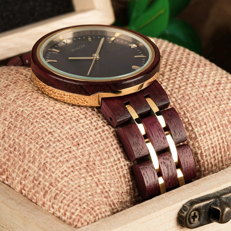 Bracelet fin en bois et acier inoxydable de la montre Lumi, style féminin et délicat.