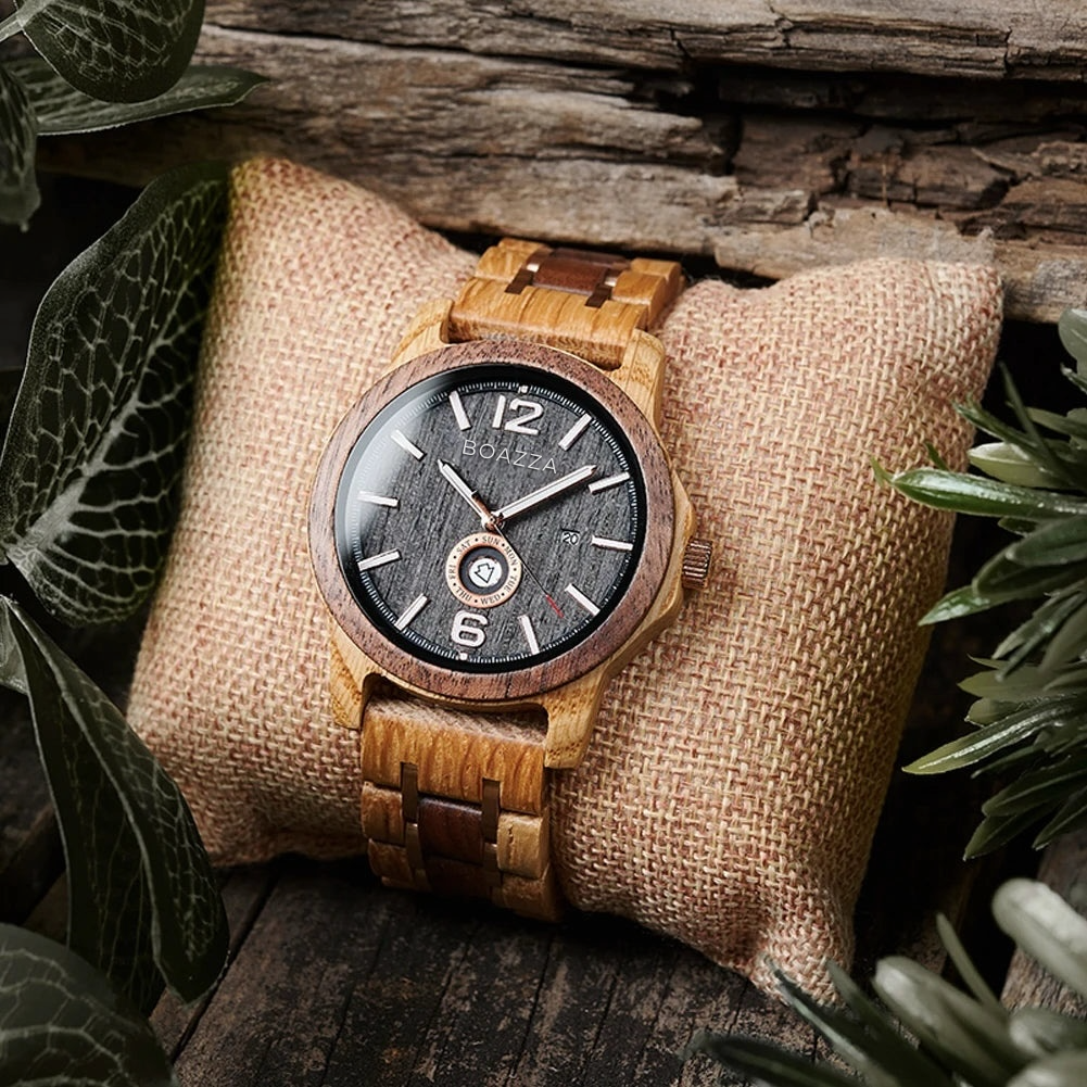 Montre en bois Téven présentée sur son coussin de rangement, style élégant et raffiné.