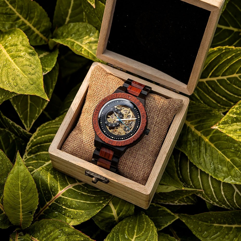 Montre en bois Okaï présentée dans sa boîte de rangement en bois, style élégant et raffiné.