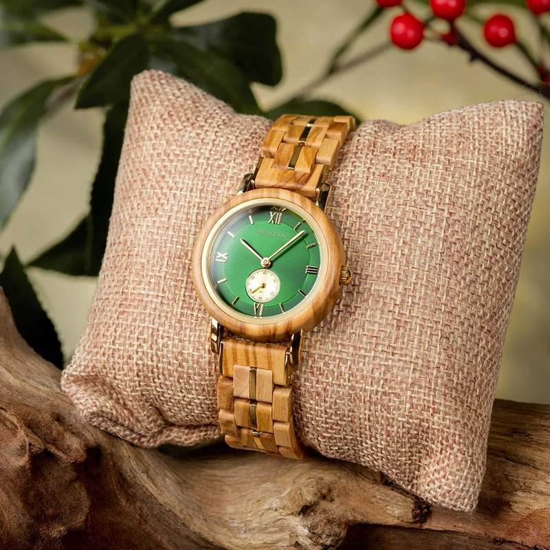 Montre en bois Tida pour femme présentée sur son coussin de rangement, authenticité et finesse.