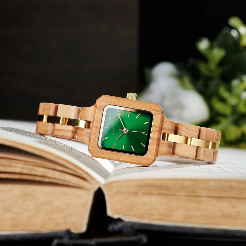 Détail du cadran raffiné de la montre Solveig en bois pour femme, design délicat et scandinave.