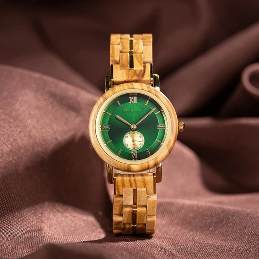 Montre en bois pour femme - Svala, cadran rond en bois clair, bracelet fin et raffiné en bois et acier inoxydable, élégance féminine.