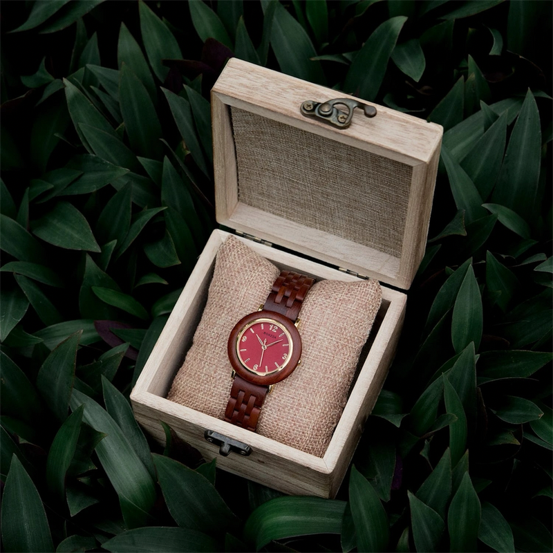 Montre en bois Alva pour femme présentée dans sa boîte de rangement en bois, raffinement et authenticité.