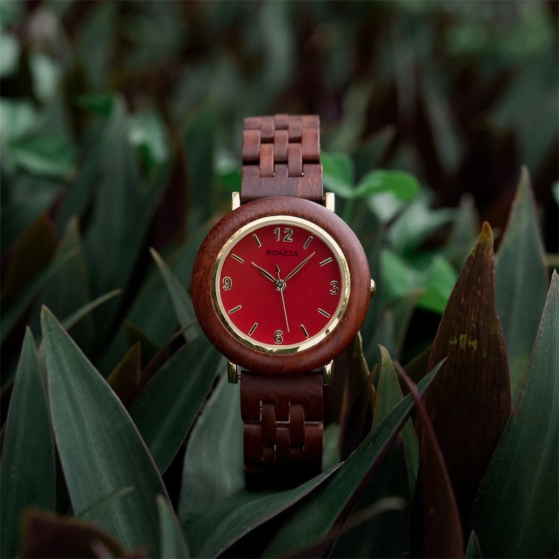 Montre en bois pour femme - Alva, cadran rond en bois clair, bracelet fin en bois et acier inoxydable, élégance naturelle et féminine.