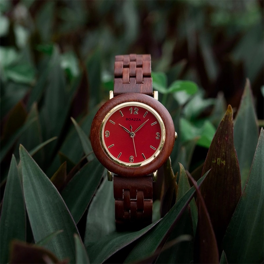 Montre en bois pour femme - Alva, cadran rond en bois clair, bracelet fin en bois et acier inoxydable, élégance naturelle et féminine.
