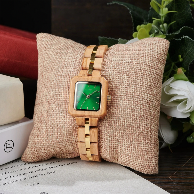 Montre en bois Solveig pour femme présentée sur son coussin de rangement, élégance et naturel.
