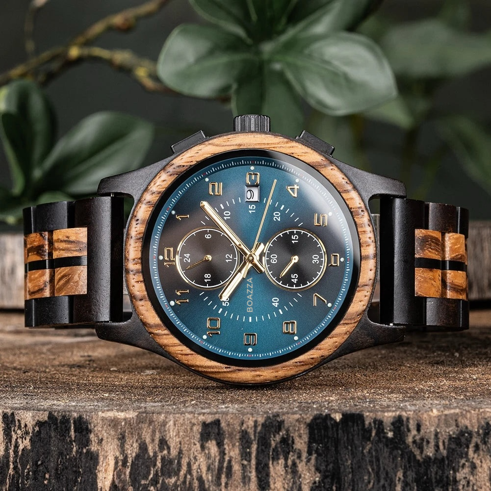 Gros plan sur le cadran de la montre Kaelan en bois foncé pour homme, design raffiné et scandinave.