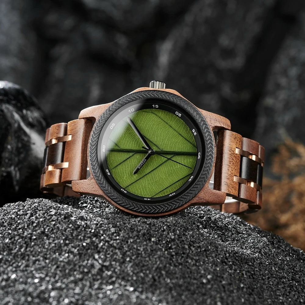 Gros plan sur le cadran de la montre Natural en bois clair pour homme, design raffiné et scandinave.