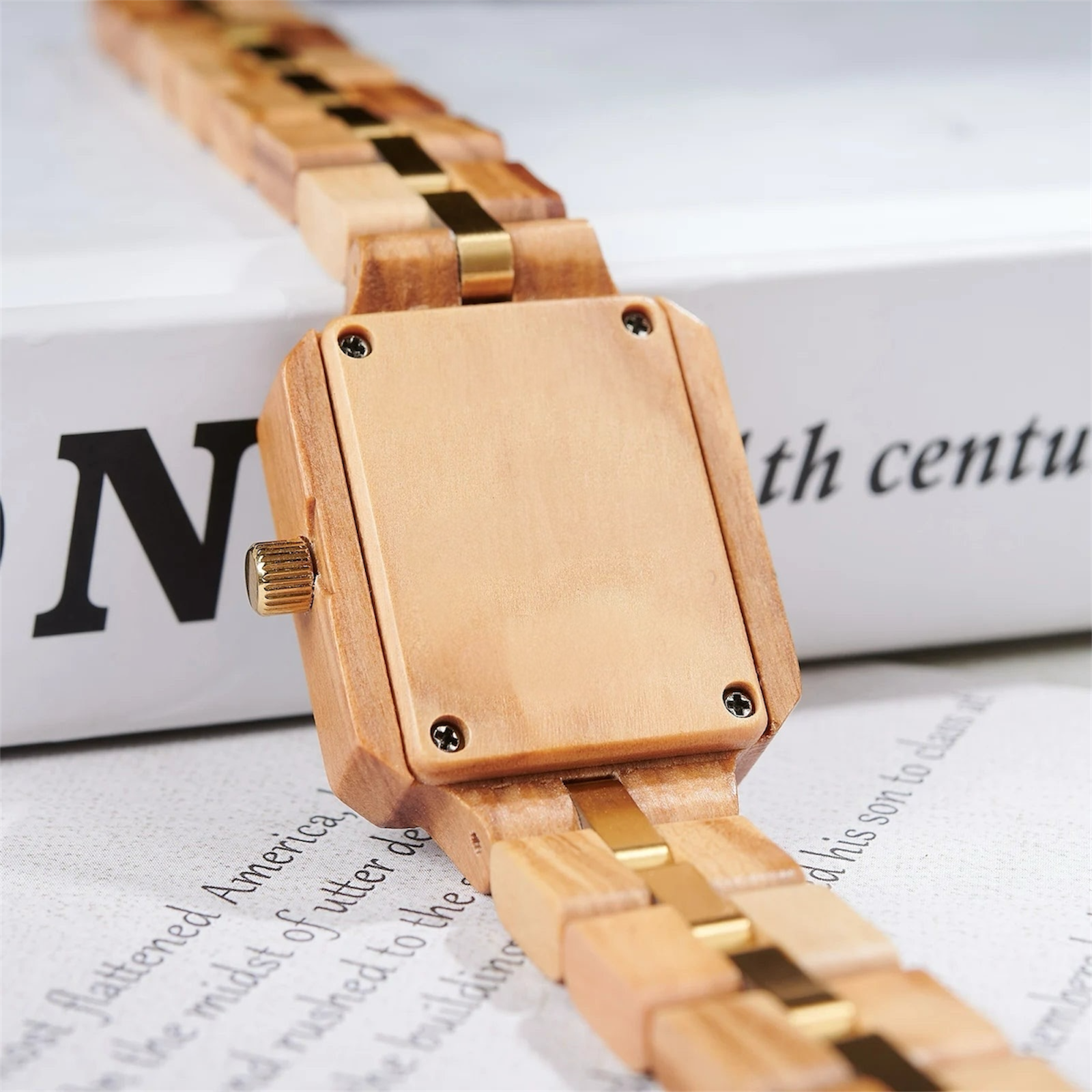 Détail de l’arrière du cadran raffiné de la montre Solveig en bois pour femme, design délicat et scandinave.