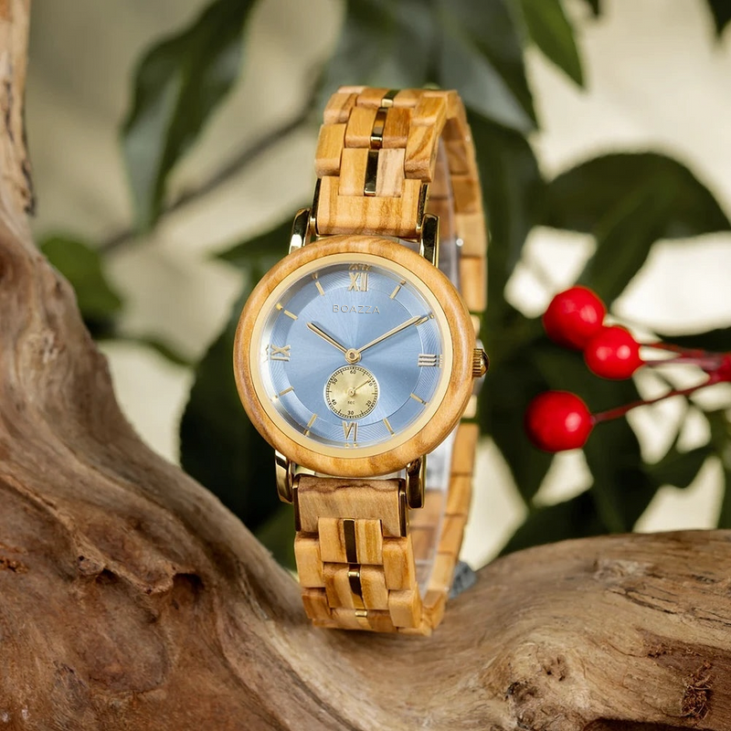 Montre en bois pour femme - Freya, cadran rond en bois clair, bracelet raffiné en bois et acier inoxydable, douceur et élégance féminine.