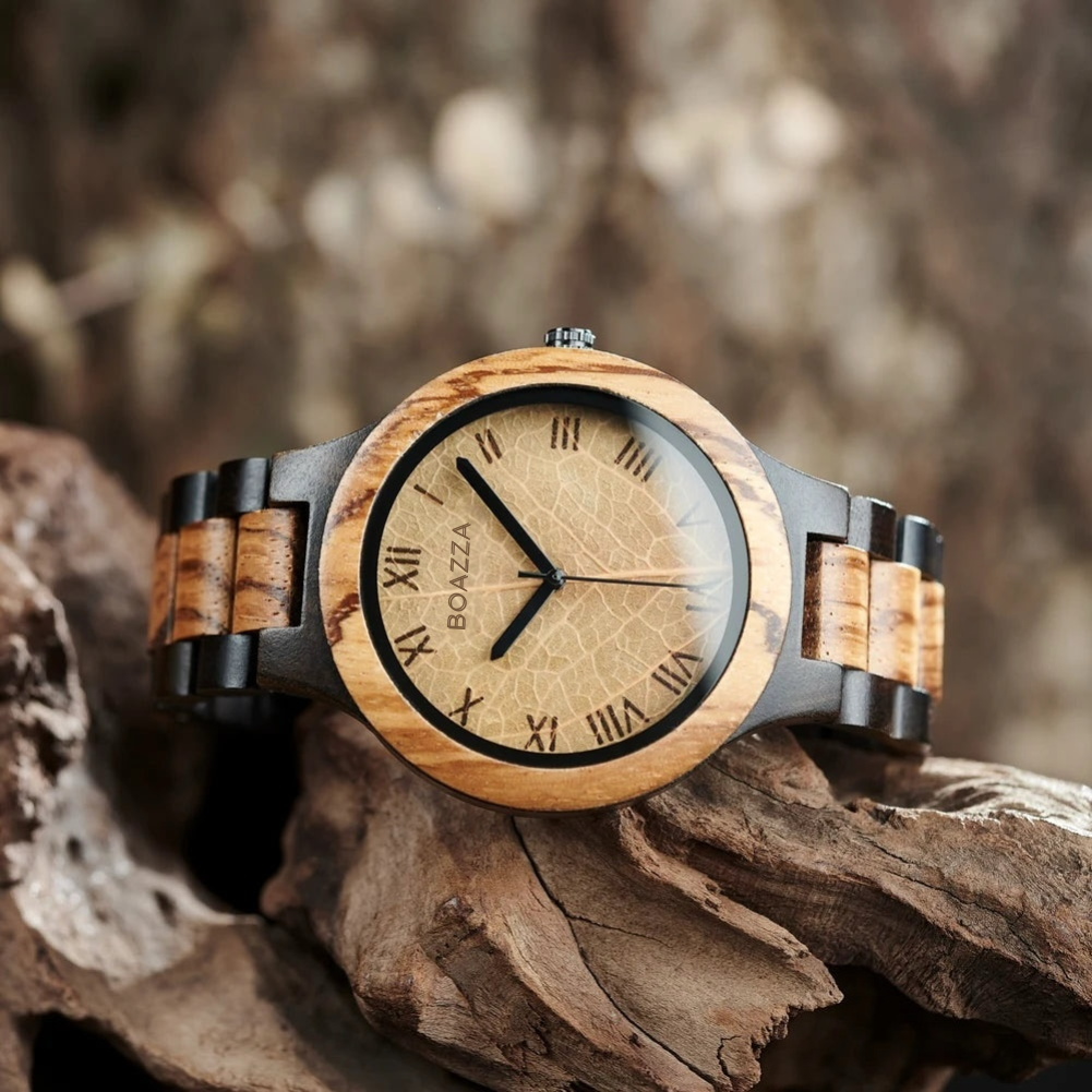 Gros plan sur le cadran de la montre Fenja en bois foncé pour homme, design raffiné et scandinave.