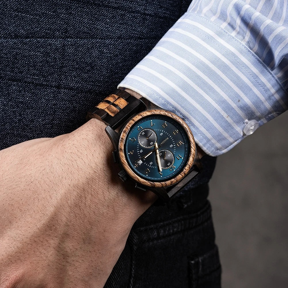 Montre en bois Kaelan portée par un homme, style masculin et élégant.