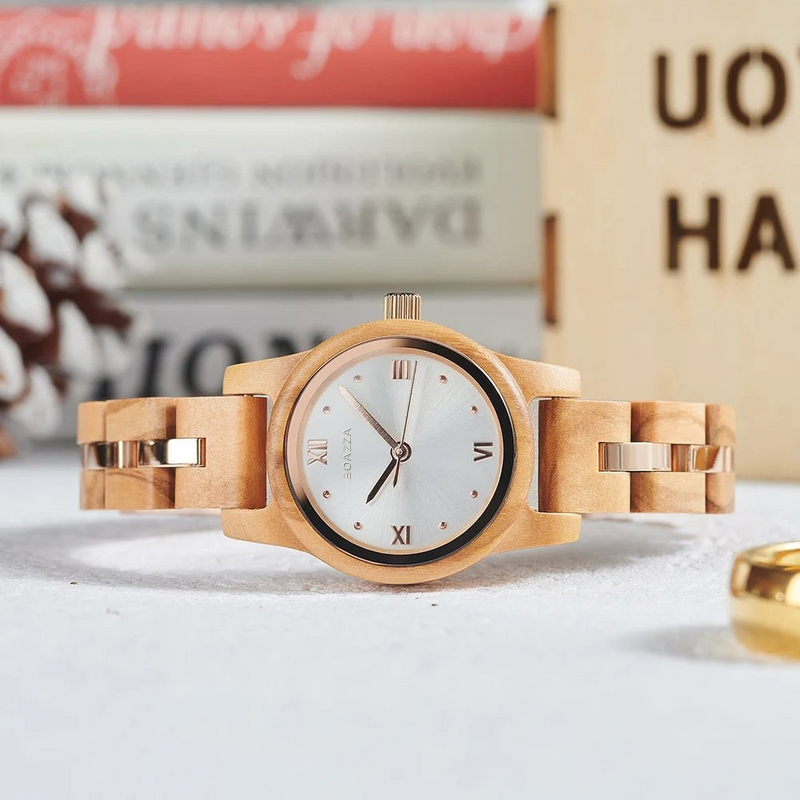 Gros plan sur le cadran délicat de la montre en bois Isfell pour femme, design scandinave et raffiné.