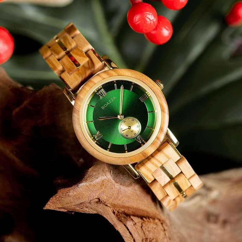 Détail raffiné du cadran de la montre en bois Tida pour femme, design poétique et scandinave.