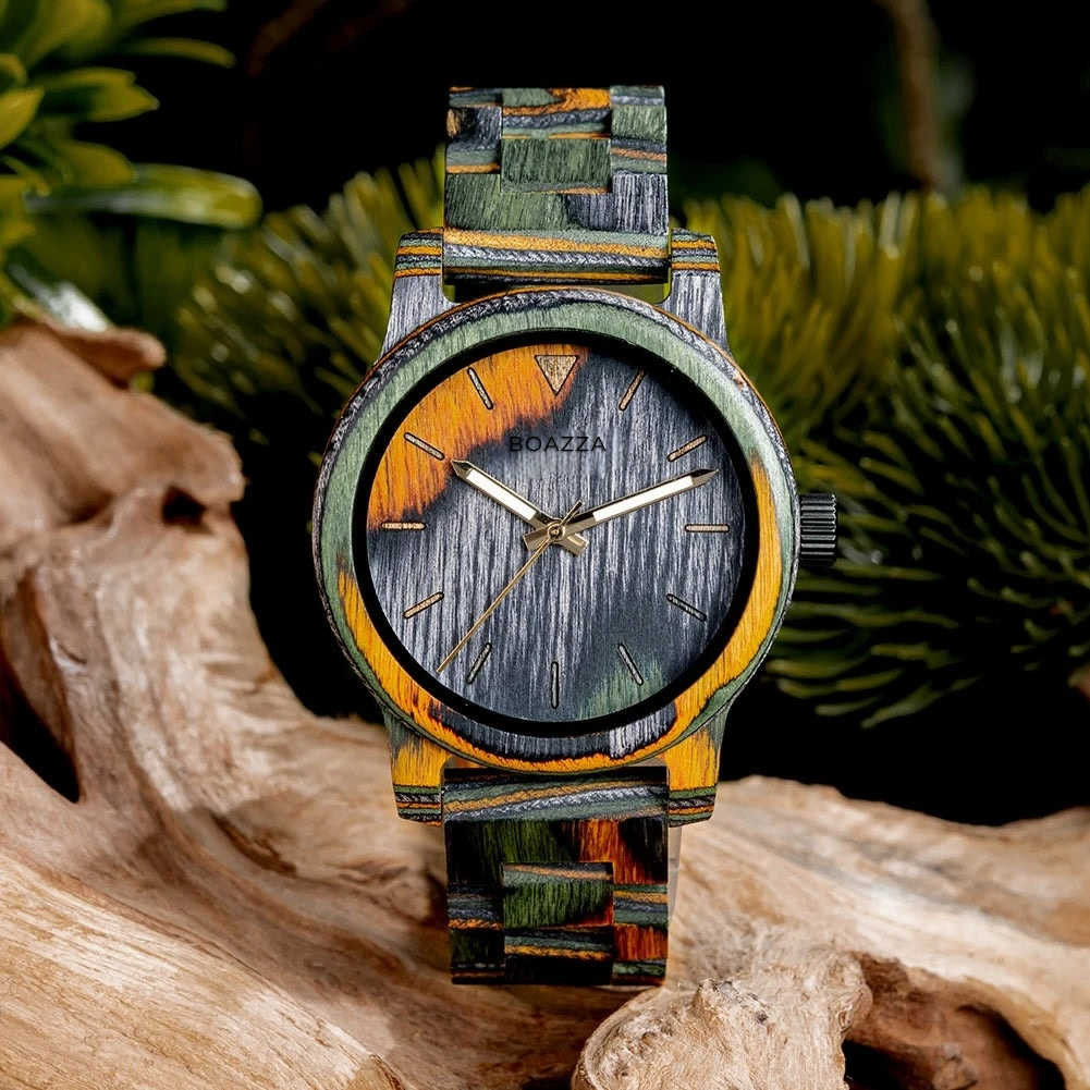 Gros plan sur le cadran de la montre Niro en bois clair pour homme, design raffiné et scandinave.