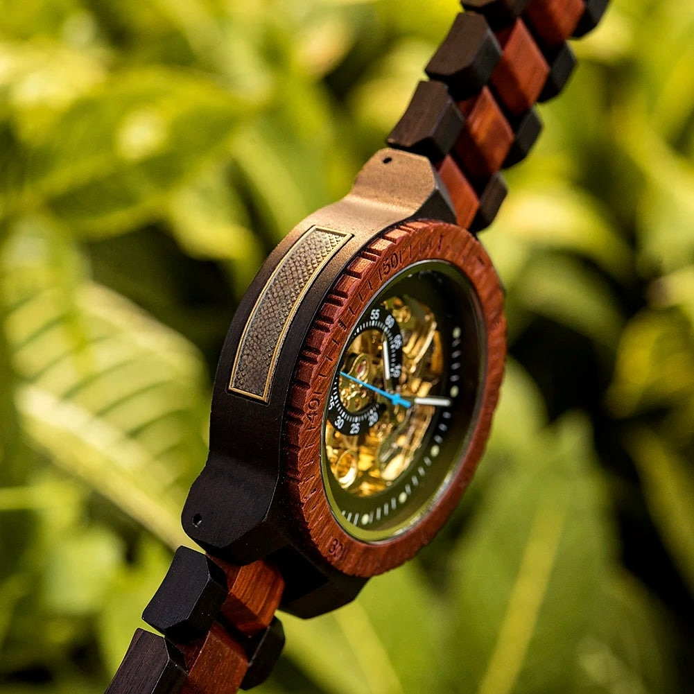 Gros plan sur le côté du cadran de la montre Okaï en bois foncé pour homme, design raffiné et scandinave.