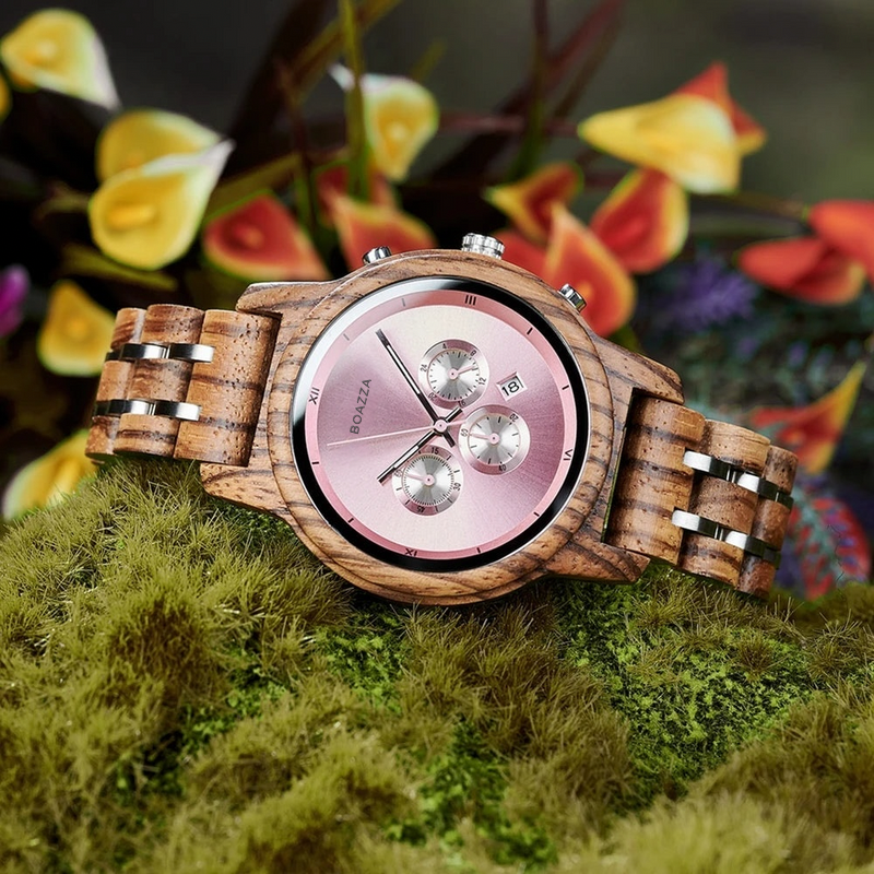 Gros plan délicat sur le cadran de la montre Tindra en bois pour femme, design élégant et scandinave.