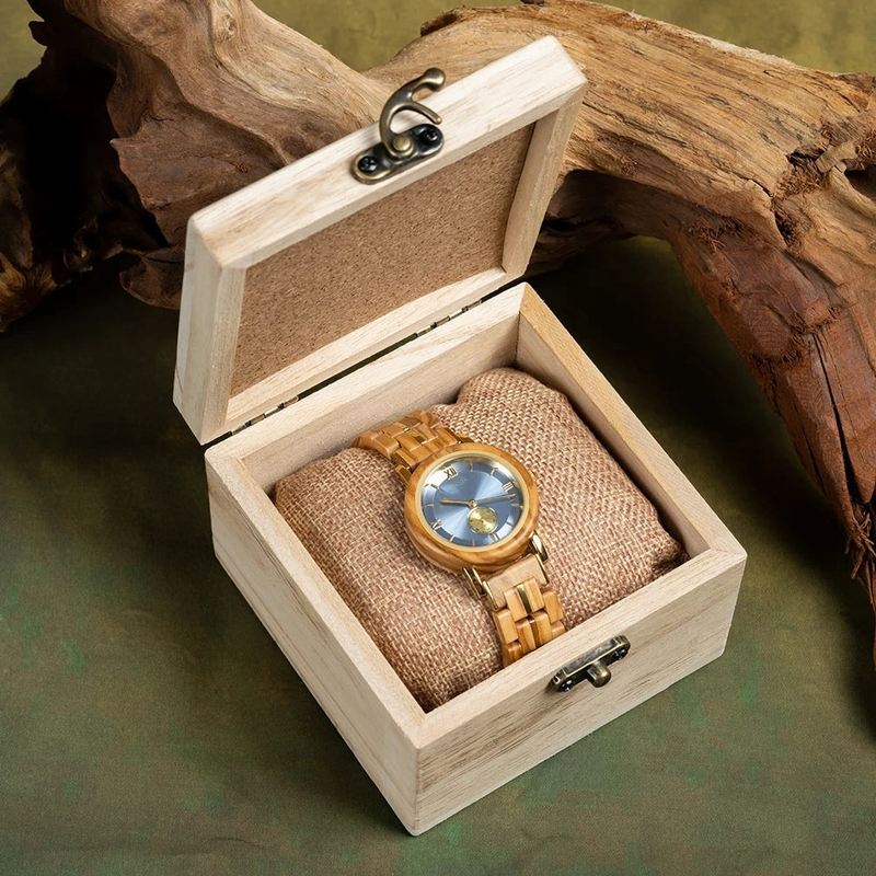 Montre en bois Freya pour femme présentée dans sa boîte en bois, raffinement et authenticité.