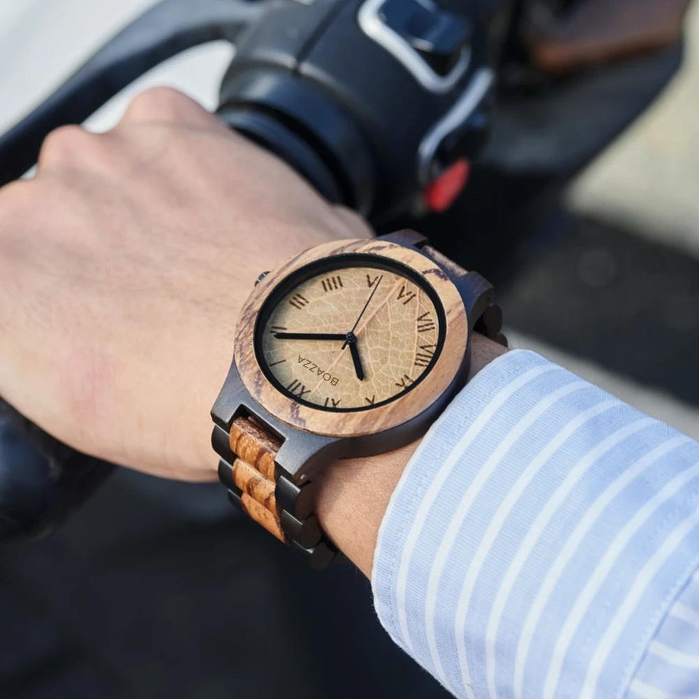 Bracelet en bois et acier inoxydable de la montre Fenja, style chic et naturel porté par un homme avec chemise 