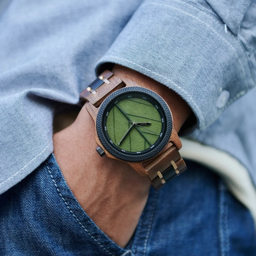 Montre en bois Natural portée par un homme, style masculin et élégant.