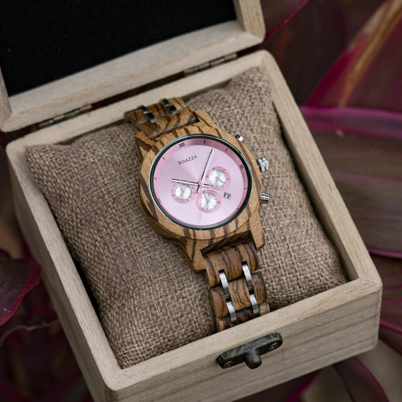 Montre en bois Tindra pour femme présentée dans sa boîte de rangement en bois, authenticité et raffinement.