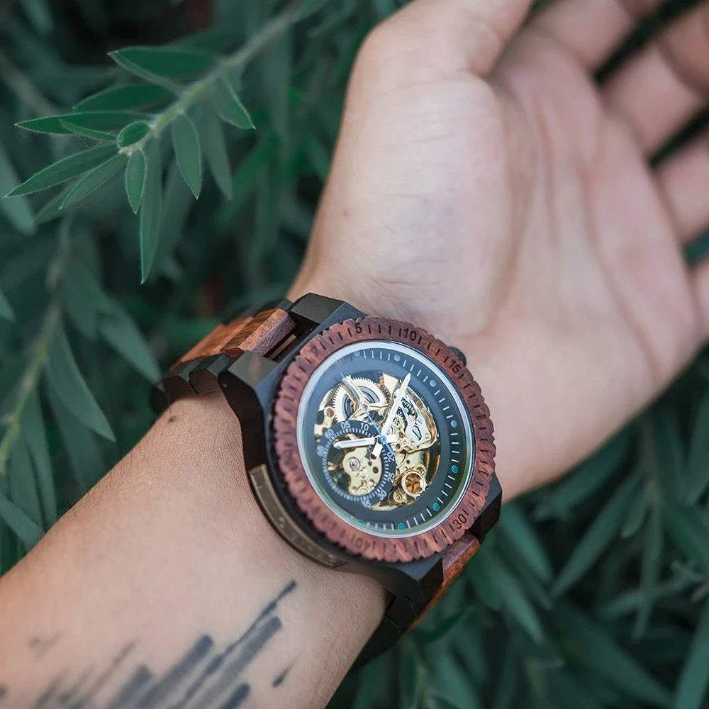 Montre en bois Okaï portée par un homme, style masculin et élégant.
