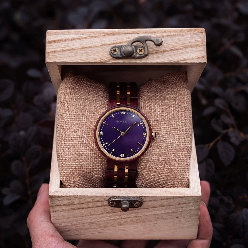 Montre en bois Lumi pour femme présentée dans sa boîte en bois, authenticité et raffinement.