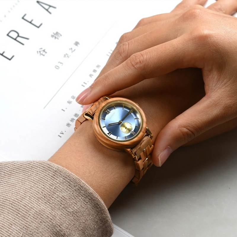 Montre en bois Freya portée par une femme, élégance douce et intemporelle.