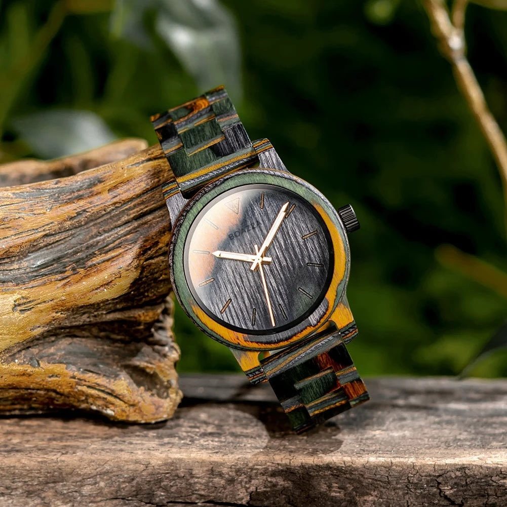 Montre en bois Niro présentée sur une tronc d’arbre 
