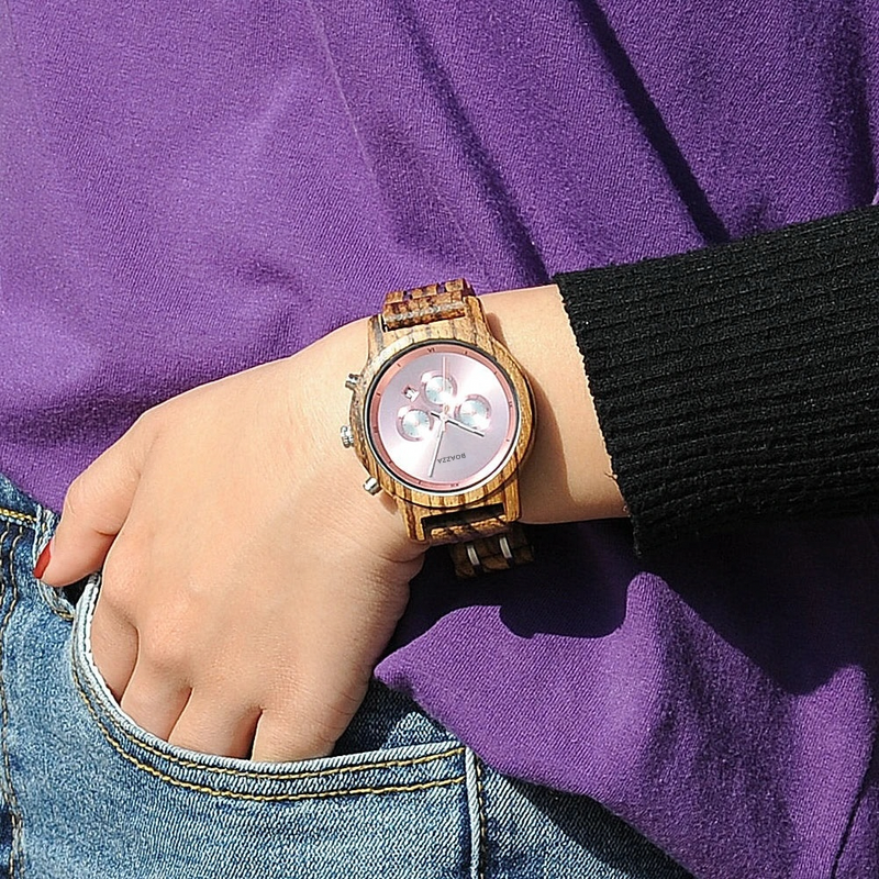 Montre en bois Tindra portée par une femme, style élégant et subtil.