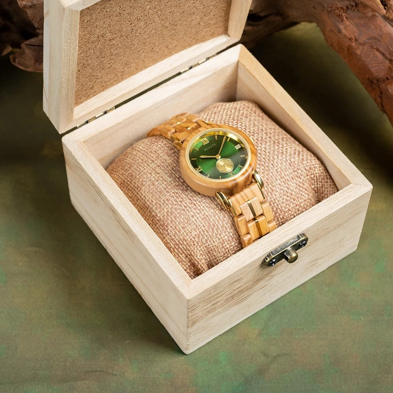 Montre en bois Tida pour femme présentée dans sa boîte de rangement en bois, authenticité et finesse.