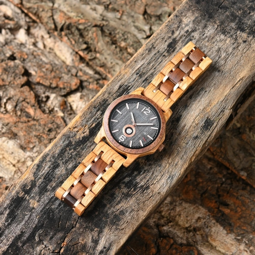 Bracelet en bois et acier inoxydable de la montre Téven, style chic et naturel.