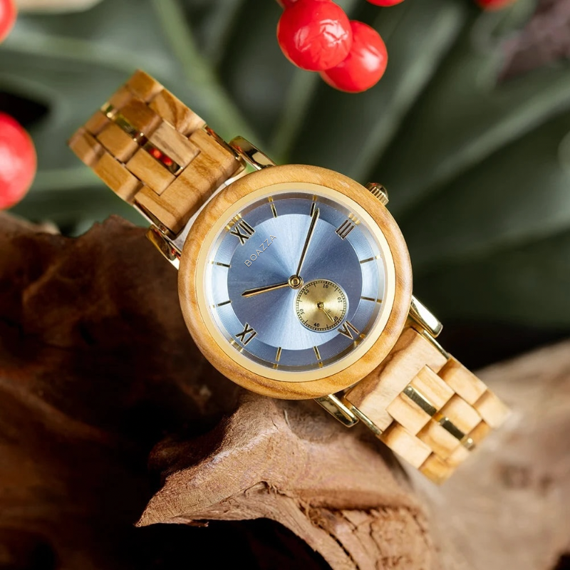 Détail du cadran raffiné de la montre en bois Freya pour femme, design scandinave et délicat.